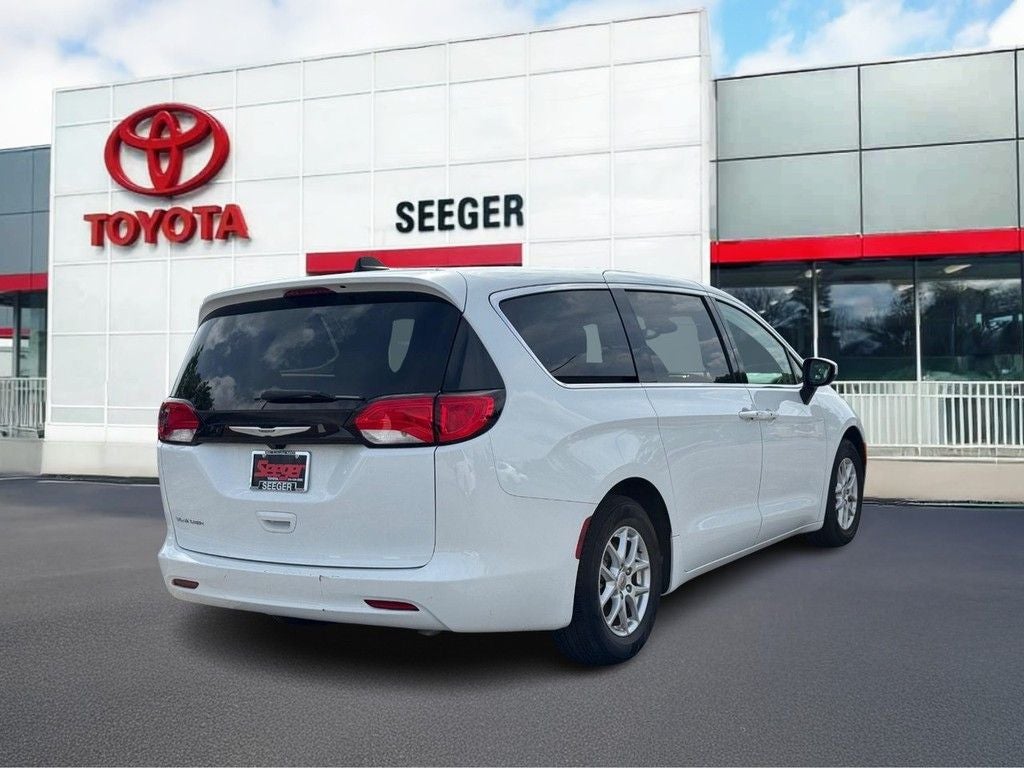 2023 Chrysler Voyager LX