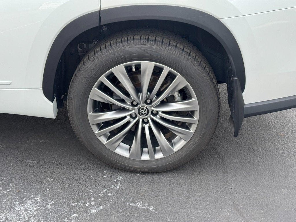 2022 Toyota Highlander Hybrid Platinum
