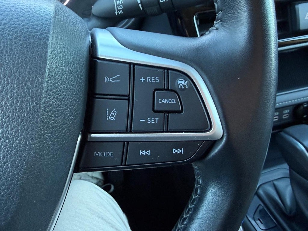 2023 Toyota Highlander LE FWD (Natl)