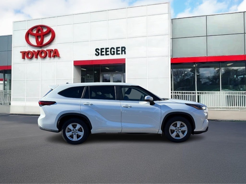 2023 Toyota Highlander LE FWD (Natl)