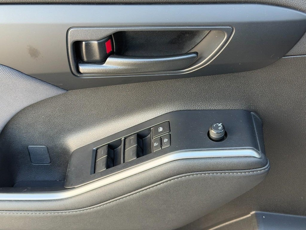 2023 Toyota Highlander LE FWD (Natl)