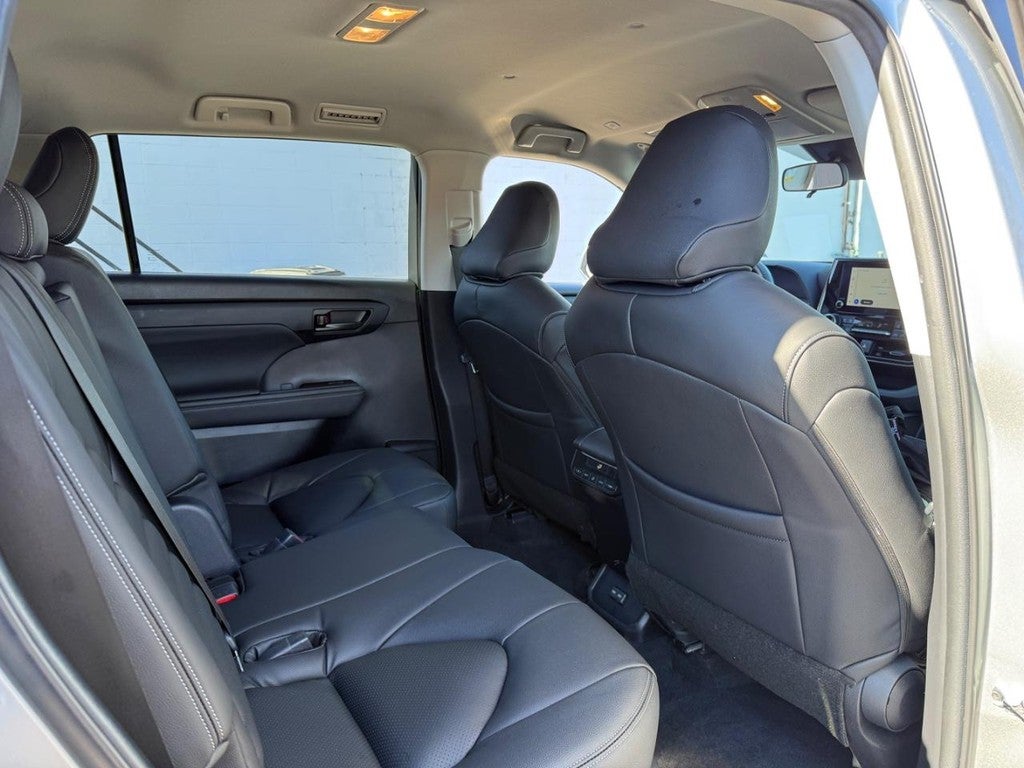 2023 Toyota Highlander LE FWD (Natl)