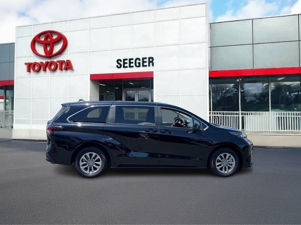 2026 Toyota Sienna LE 8 Passenger