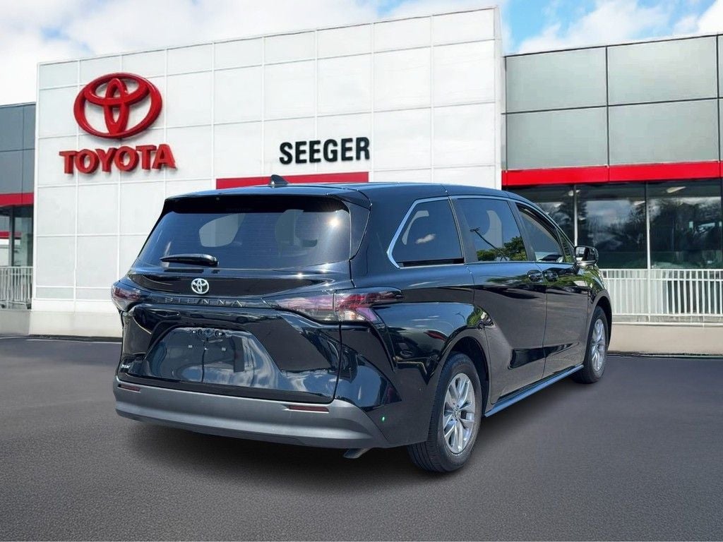 2026 Toyota Sienna LE 8 Passenger