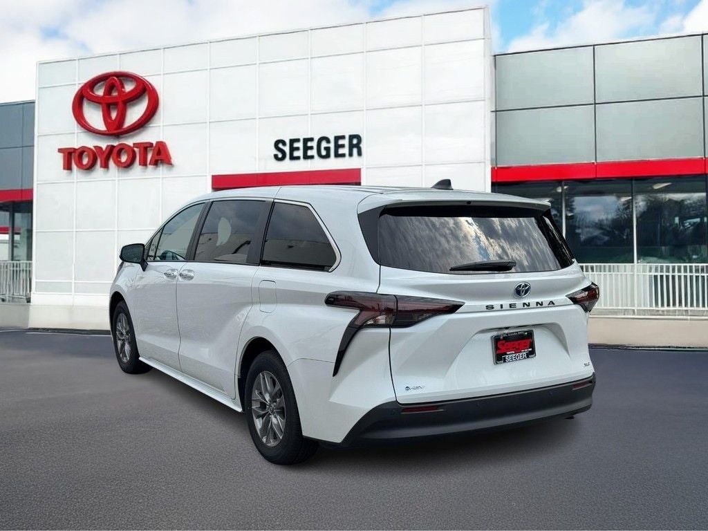 2025 Toyota Sienna XLE 8 Passenger