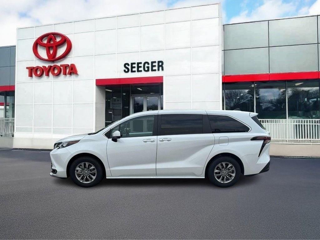 2025 Toyota Sienna XLE 8 Passenger