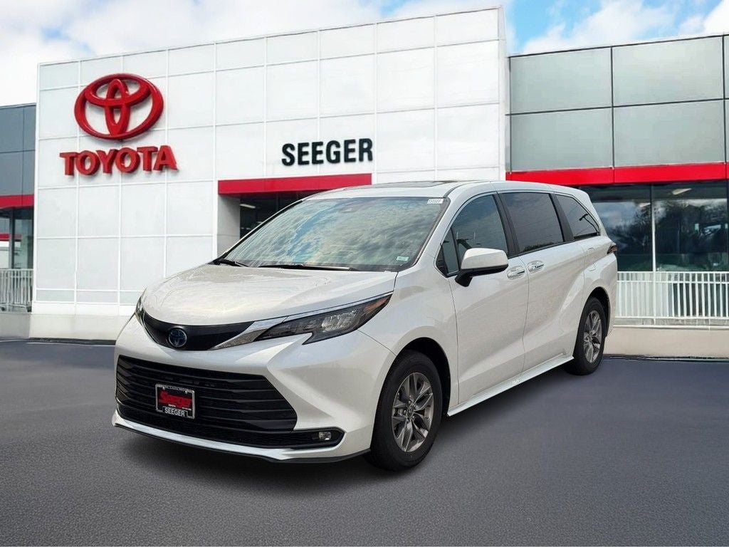 2025 Toyota Sienna XLE 8 Passenger