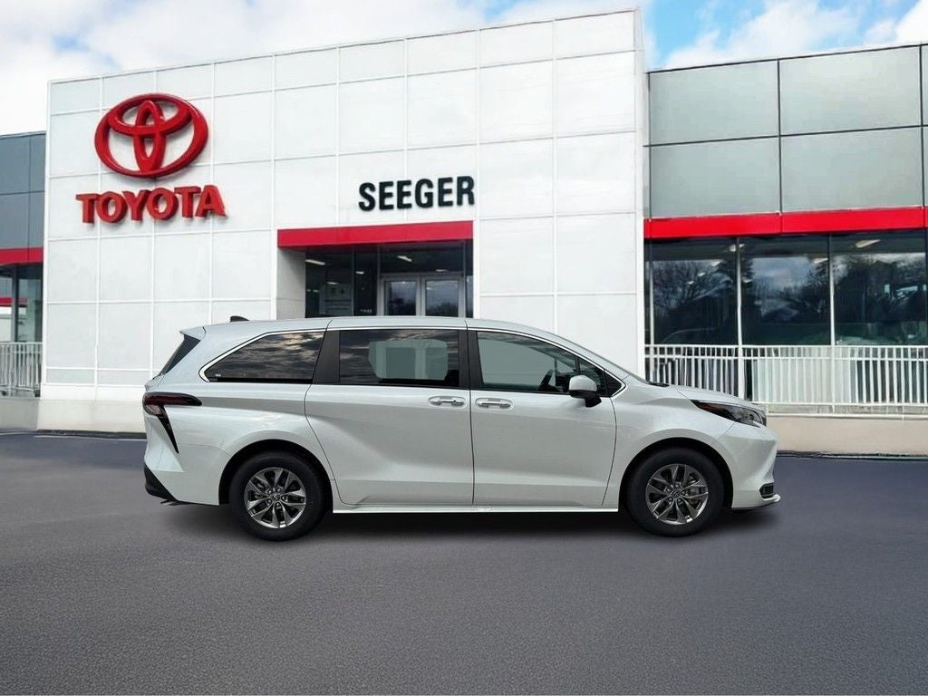 2025 Toyota Sienna XLE 8 Passenger