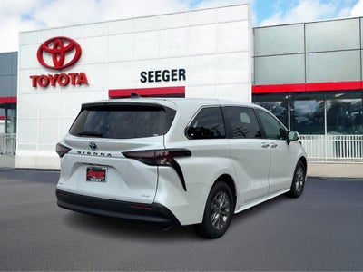 2025 Toyota Sienna XLE 8 Passenger