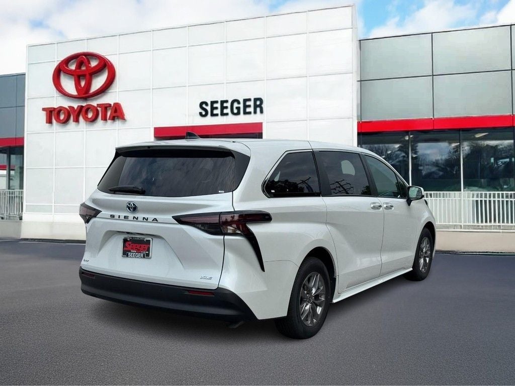 2025 Toyota Sienna XLE 8 Passenger