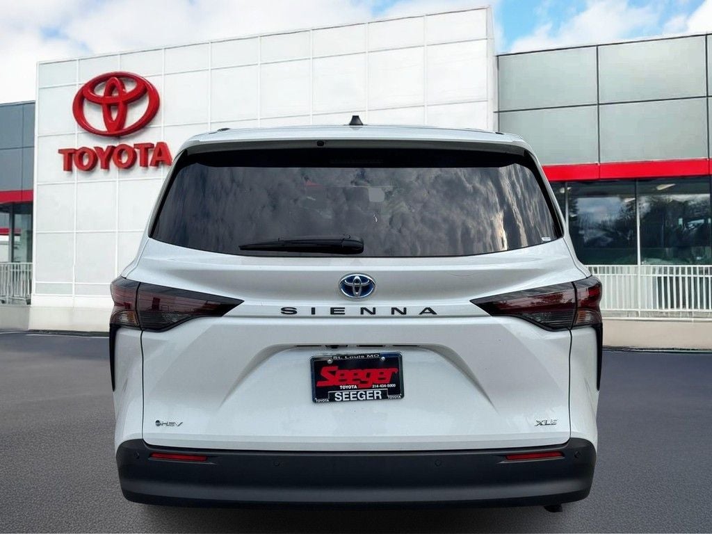 2025 Toyota Sienna XLE 8 Passenger
