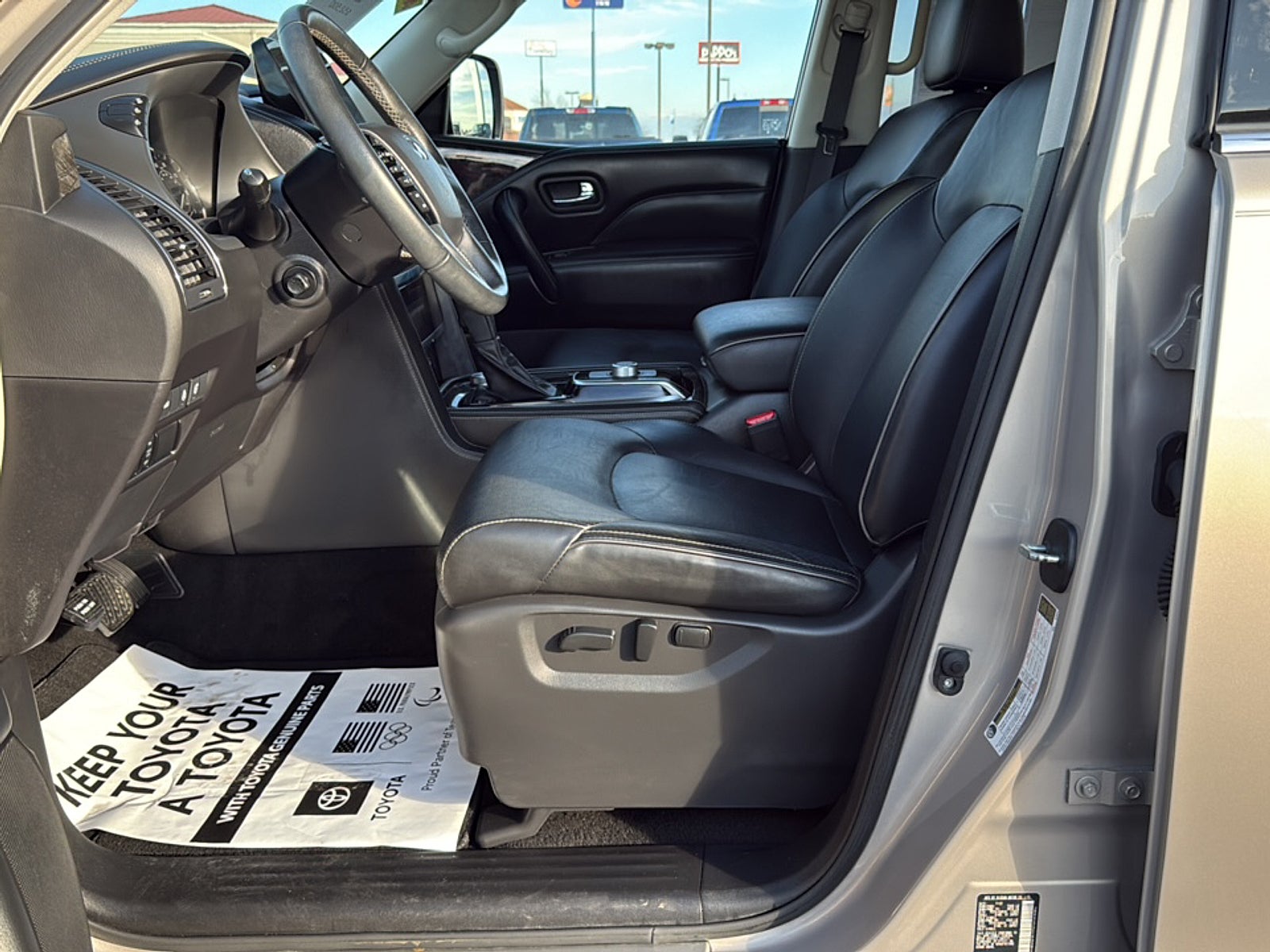 2023 INFINITI QX80 LUXE
