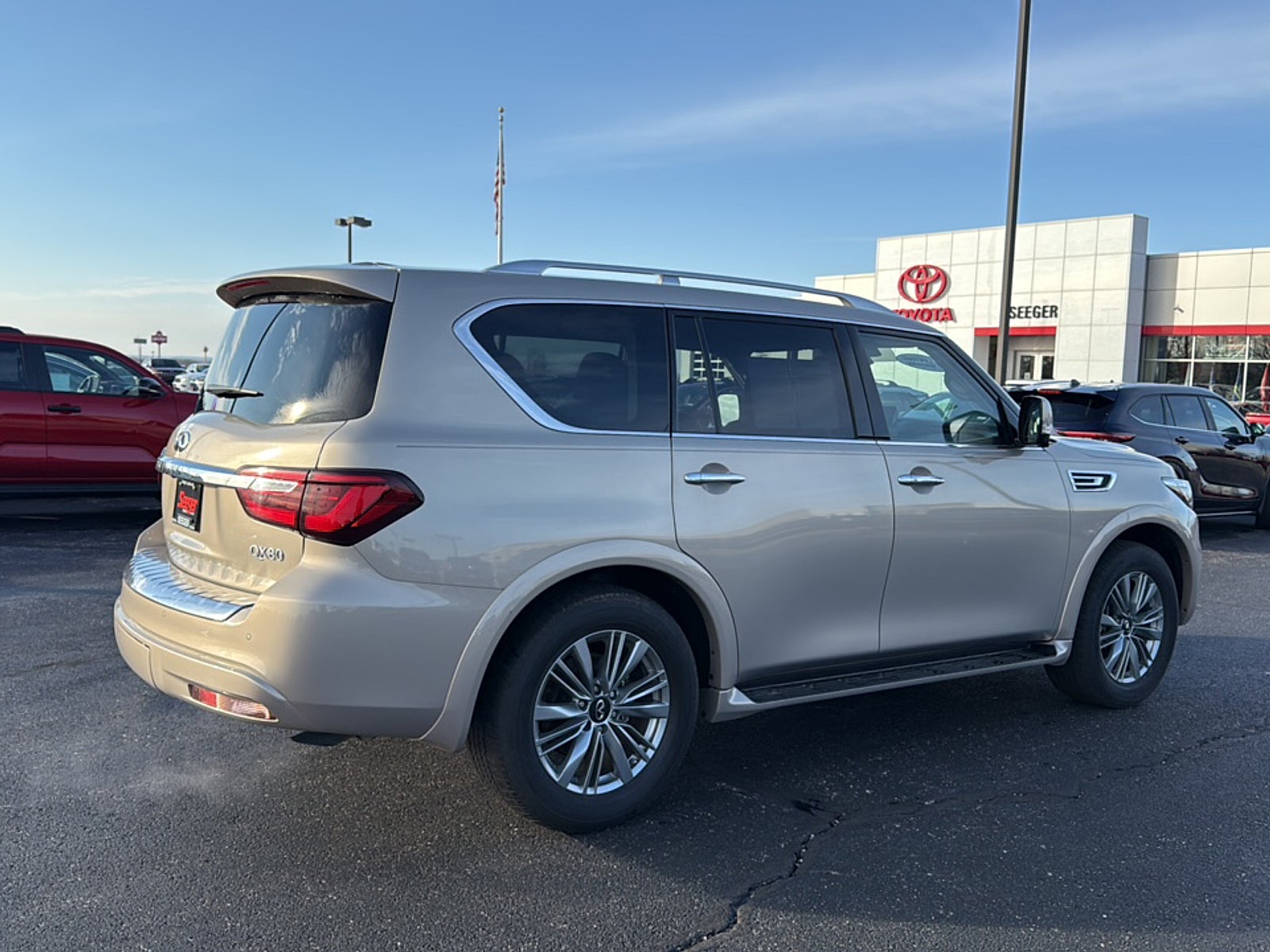 2023 INFINITI QX80 LUXE